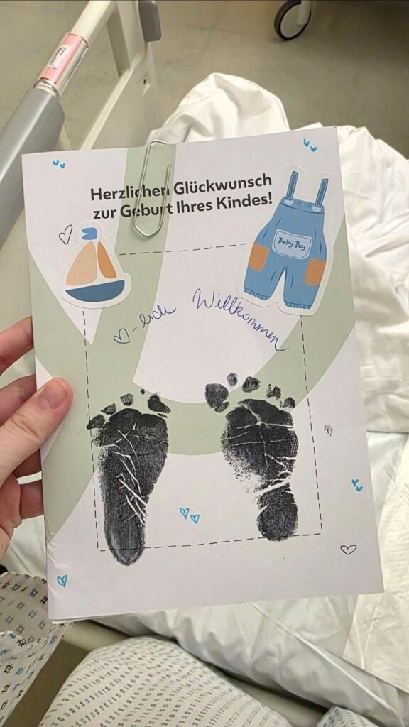 Erinnerungskarte aus dem Krankenhaus mit den ersten Fußabdrücken des Babys nach der Geburt