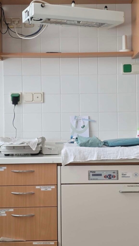 Vorbereitung im Kreißsaal: Wickeltisch und Wärmestation für das Neugeborene bei der Geburt